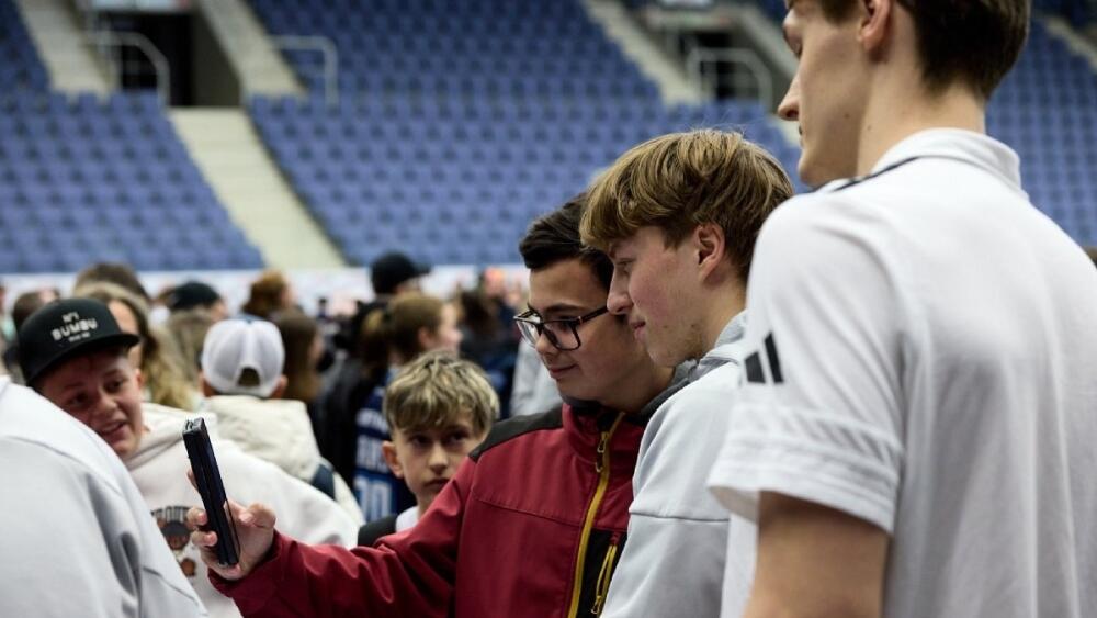 Tomáš Galvas s fanoušky, foto: www.hcbilitygri.cz